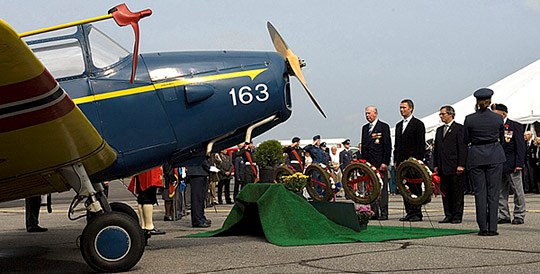 Statsminister Stoltenberg legger ned krans ved minnesmerket i Muskoka. Foto: Scanpix