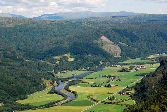 Elva Surna i Surnadal i Møre og Romsdal er kjent som en storlakselv. Foto: Marianne Gjørv. (CC4)