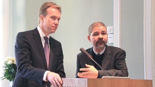 Utenriksminister Brende og sjefredaktør Aye Chan Naing i Democratic Voice of Burma. 